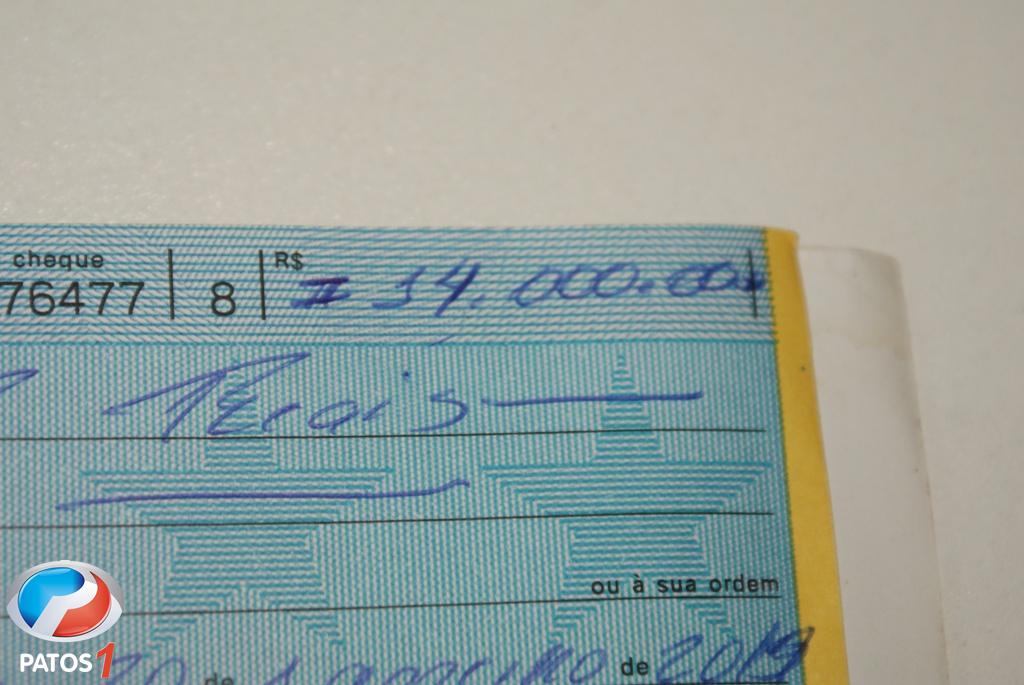 clique para ampliar Vendedor de sementes é encaminhado para a delegacia em Lagoa Formosa com cheque de 14 mil reais que seria produto de furto
