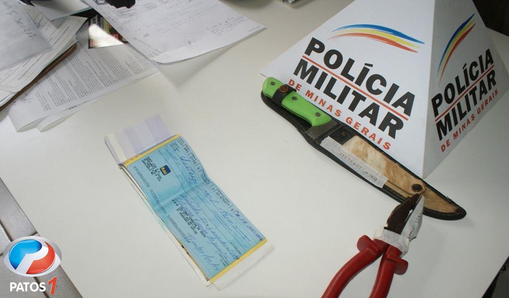 clique para ampliar Vendedor de sementes é encaminhado para a delegacia em Lagoa Formosa com cheque de 14 mil reais que seria produto de furto