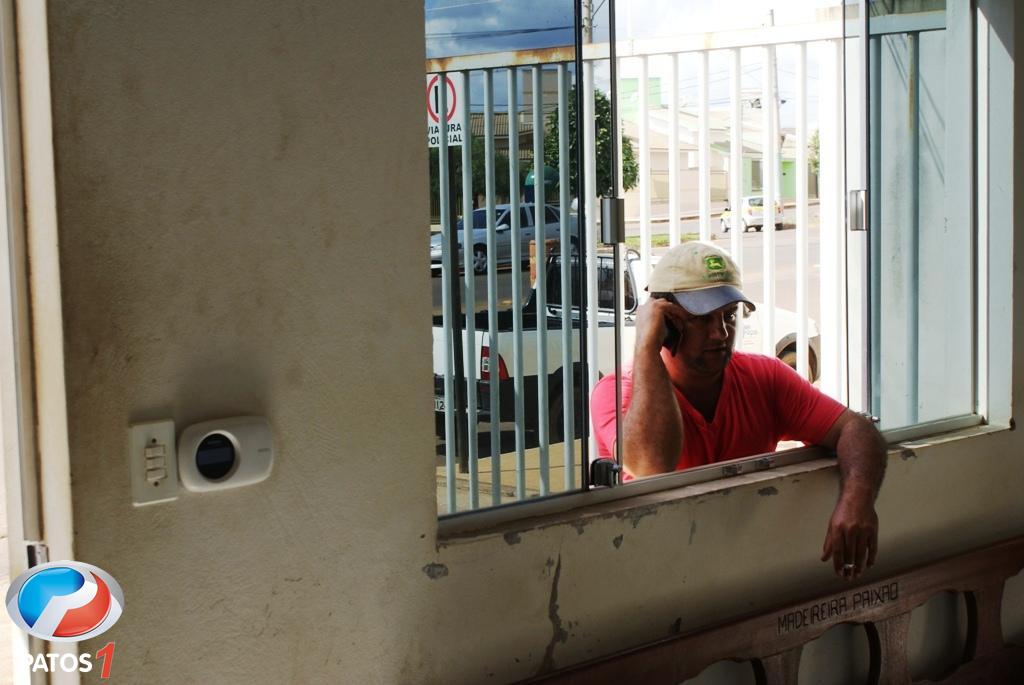 clique para ampliar Vendedor de sementes é encaminhado para a delegacia em Lagoa Formosa com cheque de 14 mil reais que seria produto de furto