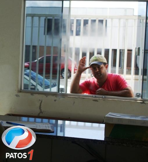 clique para ampliar Vendedor de sementes é encaminhado para a delegacia em Lagoa Formosa com cheque de 14 mil reais que seria produto de furto