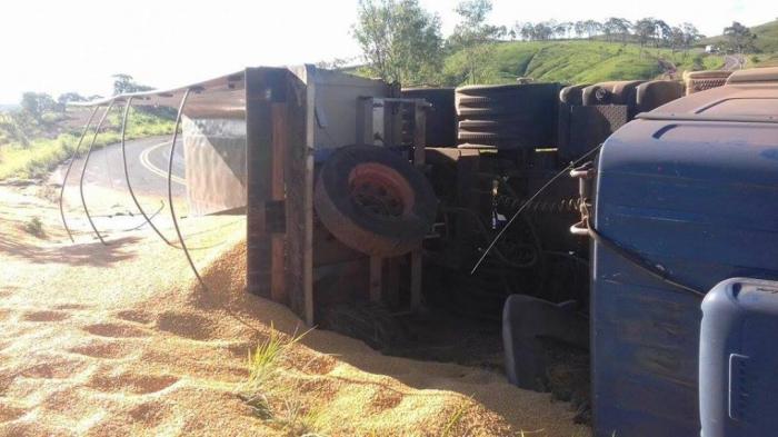 Carreta carregada com milho a granel tomba na MGC-354 entre as cidade de Lagamar e Vazante