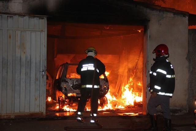 Veículo incendeia quando motorista tenta dar partida no carro dentro da garagem de residência em Presidente Olegário