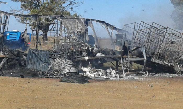 Carreta carregada com estopas pega fogo na MG 410 no município de Presidente Olegário após estouro de pneu