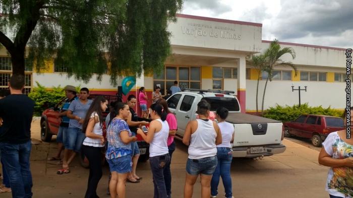 Servidores públicos municipais de Varjão de Minas protestam em frente à prefeitura contra atraso de 13º salário