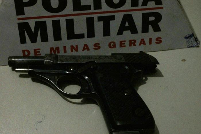 Operação da PM para coibir o tráfico de drogas na cidade de Patos de Minas apreende pistola e droga