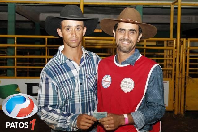 Peão de Uberaba vence rodeio em touros no 8º Rodeio da Solidariedade de  Presidente Olegário