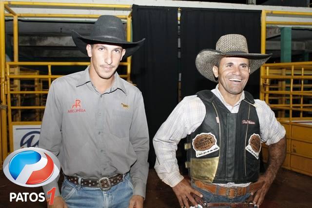 Peão de Uberaba vence rodeio em touros no 8º Rodeio da Solidariedade de  Presidente Olegário