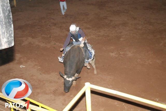 Peão de Uberaba vence rodeio em touros no 8º Rodeio da Solidariedade de  Presidente Olegário