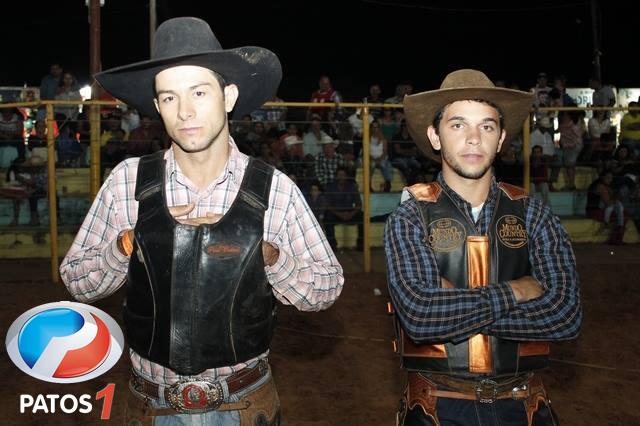 Peão de Uberaba vence rodeio em touros no 8º Rodeio da Solidariedade de  Presidente Olegário