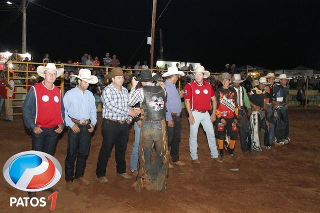 Peão de Uberaba vence rodeio em touros no 8º Rodeio da Solidariedade de  Presidente Olegário