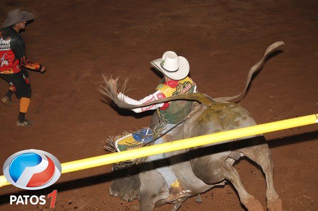 Peão de Uberaba vence rodeio em touros no 8º Rodeio da Solidariedade de  Presidente Olegário