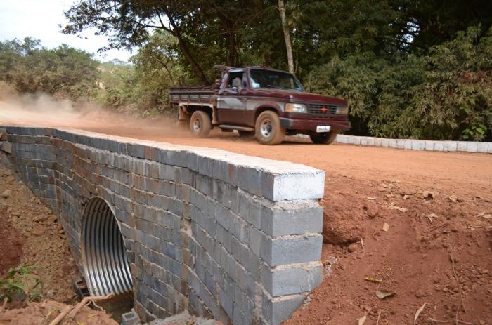 Ponte sobre o Córrego Fundo em Lagoa Formosa é substituída por tubulão de aço zincado