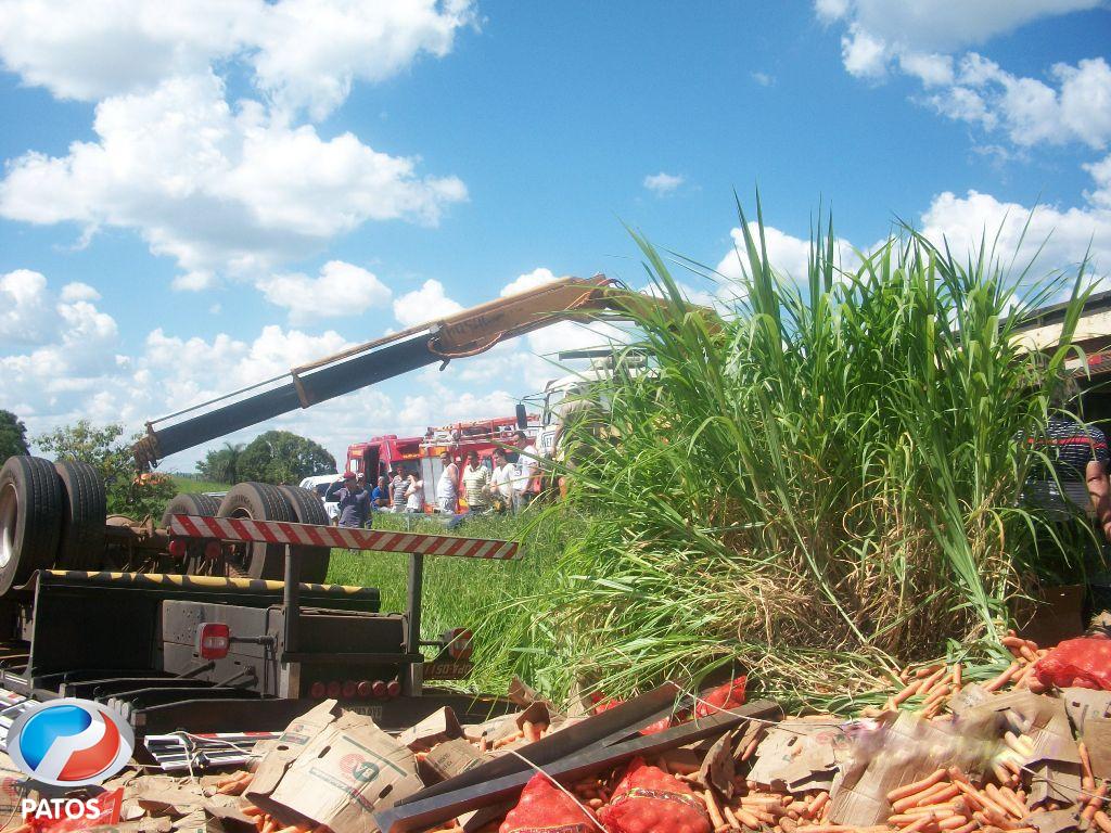 clique para ampliar Rapaz morre e jovem fica presa nas ferragens em acidente na BR 354