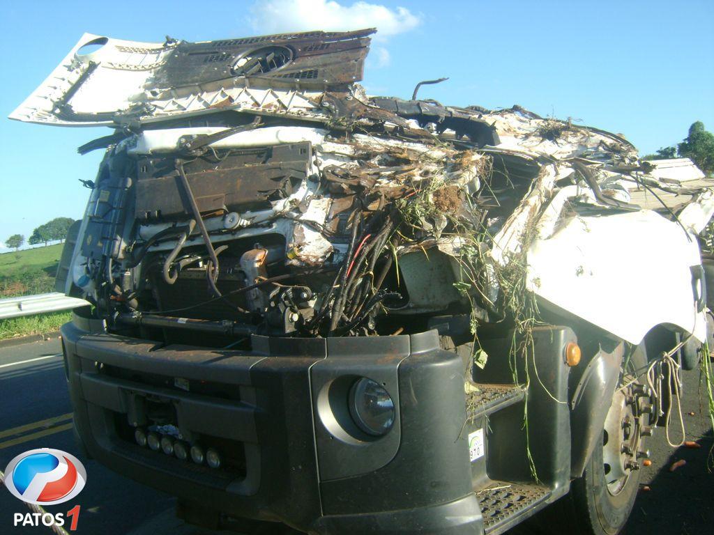 clique para ampliar Rapaz morre e jovem fica presa nas ferragens em acidente na BR 354