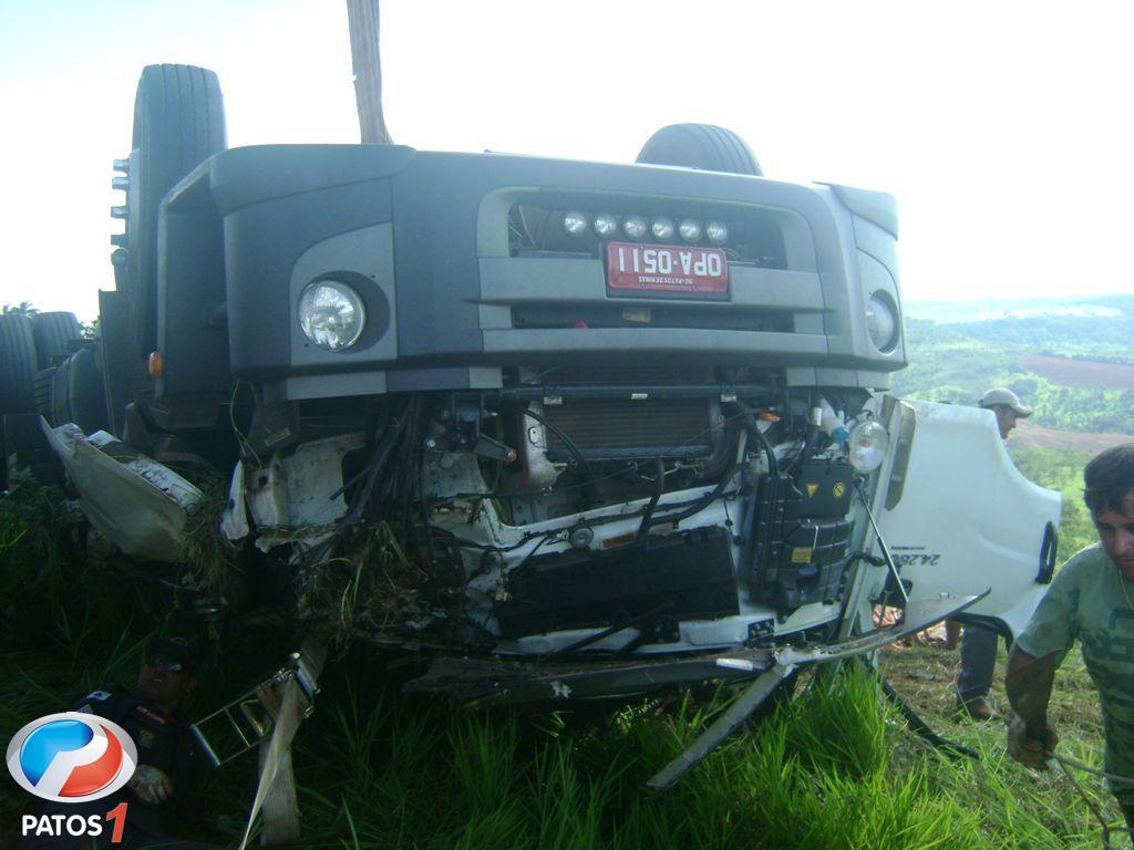 clique para ampliar Rapaz morre e jovem fica presa nas ferragens em acidente na BR 354