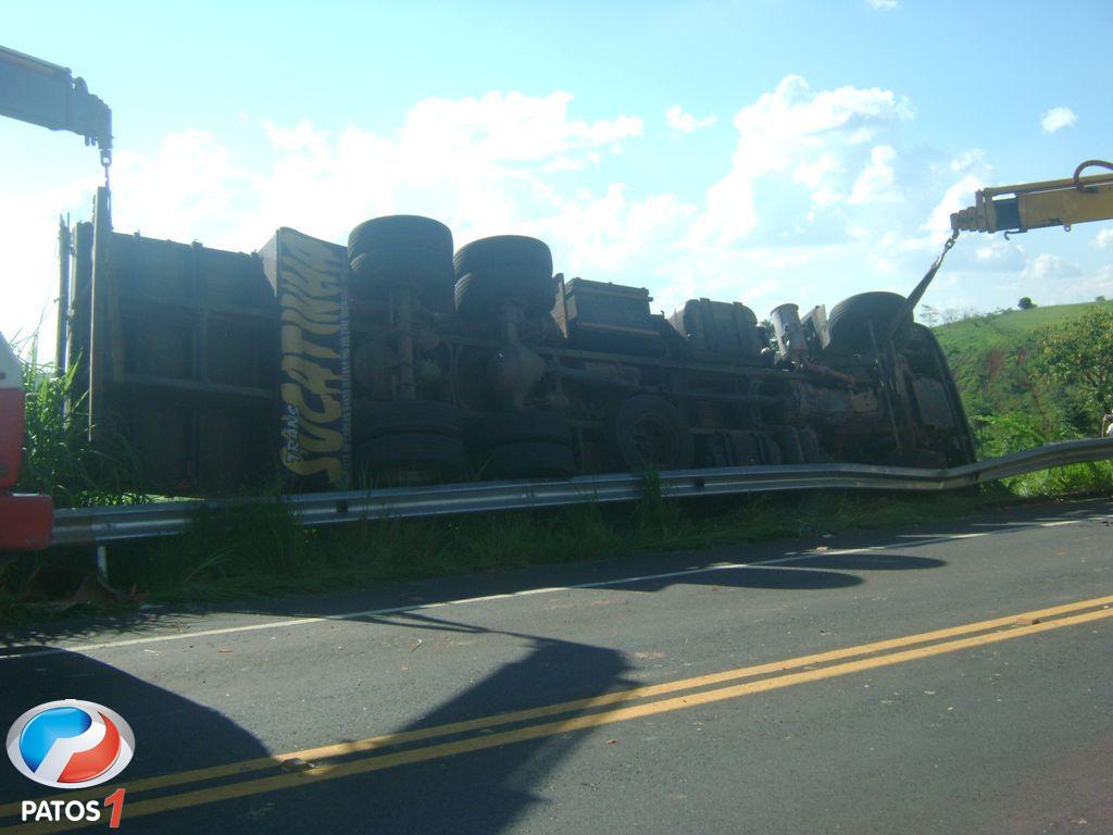 clique para ampliar Rapaz morre e jovem fica presa nas ferragens em acidente na BR 354