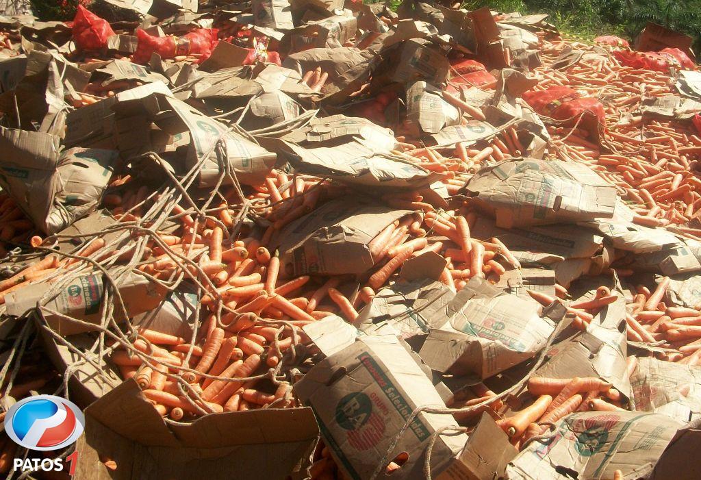 clique para ampliar Rapaz morre e jovem fica presa nas ferragens em acidente na BR 354