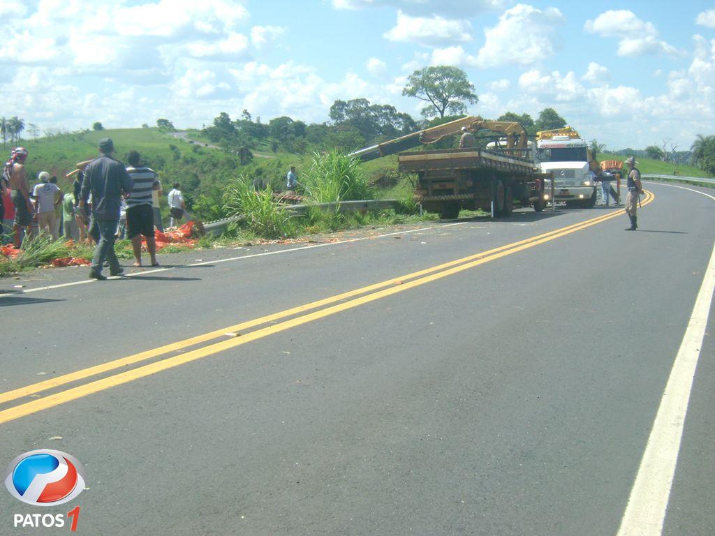 clique para ampliar Rapaz morre e jovem fica presa nas ferragens em acidente na BR 354