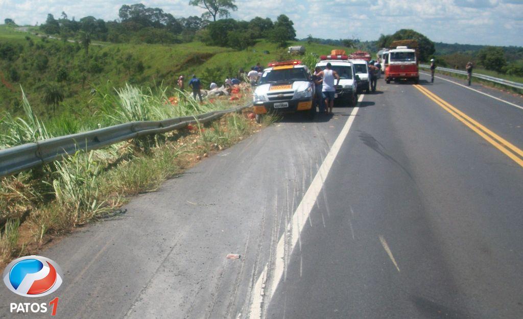 clique para ampliar Rapaz morre e jovem fica presa nas ferragens em acidente na BR 354