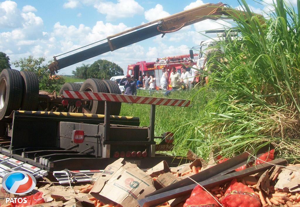 clique para ampliar Rapaz morre e jovem fica presa nas ferragens em acidente na BR 354