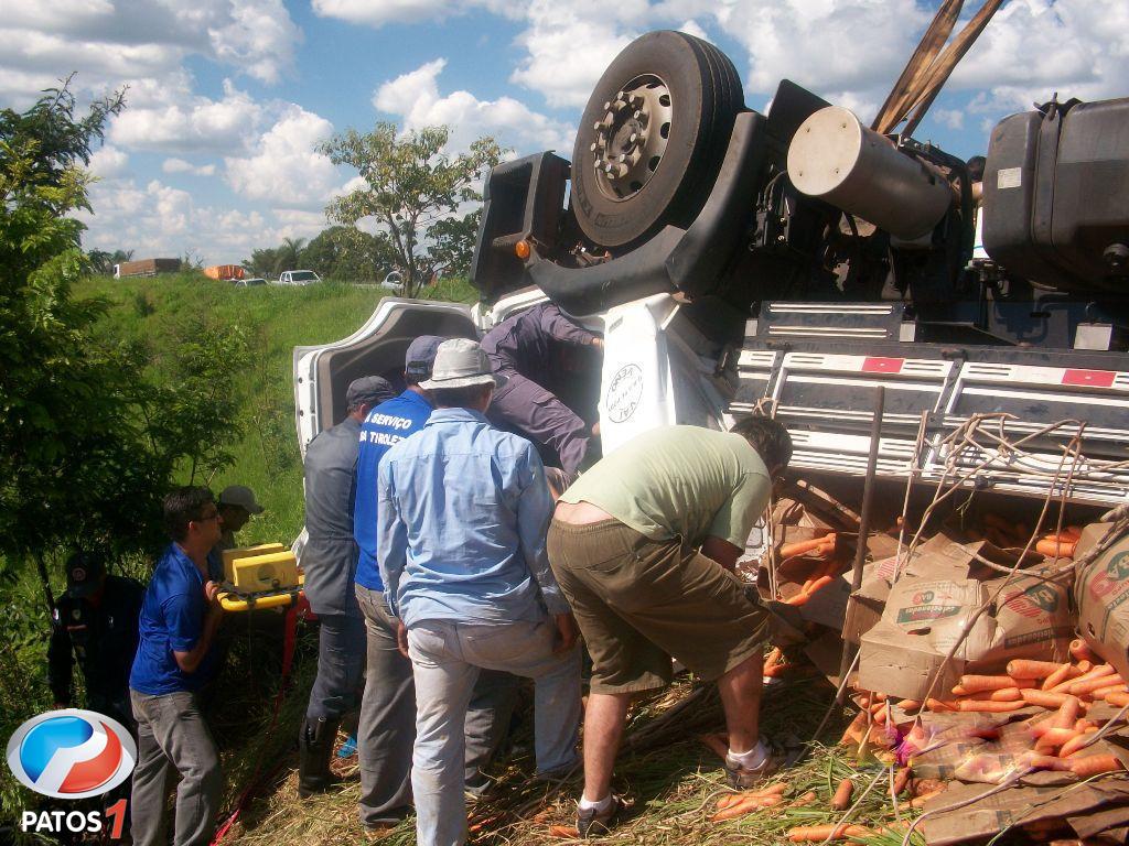 clique para ampliar Rapaz morre e jovem fica presa nas ferragens em acidente na BR 354