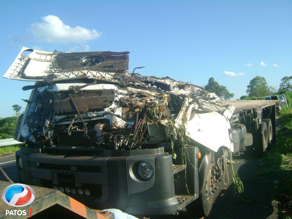 clique para ampliar Rapaz morre e jovem fica presa nas ferragens em acidente na BR 354