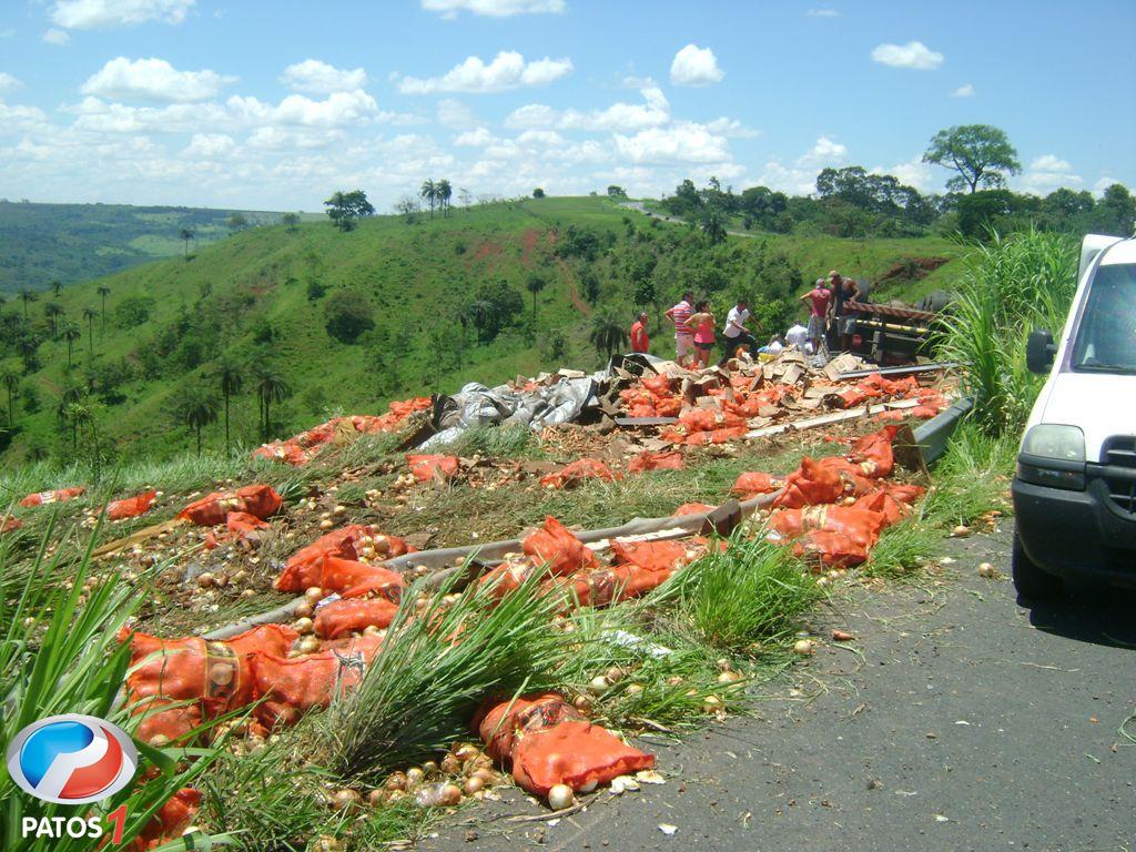 clique para ampliar Rapaz morre e jovem fica presa nas ferragens em acidente na BR 354