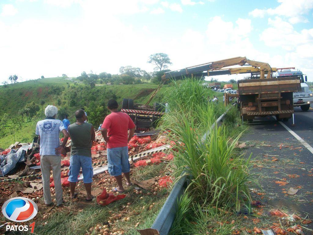 clique para ampliar Rapaz morre e jovem fica presa nas ferragens em acidente na BR 354