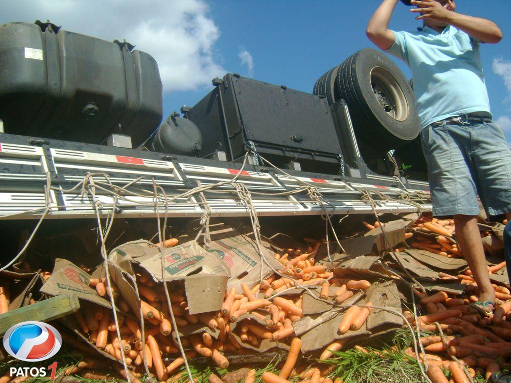 clique para ampliar Rapaz morre e jovem fica presa nas ferragens em acidente na BR 354