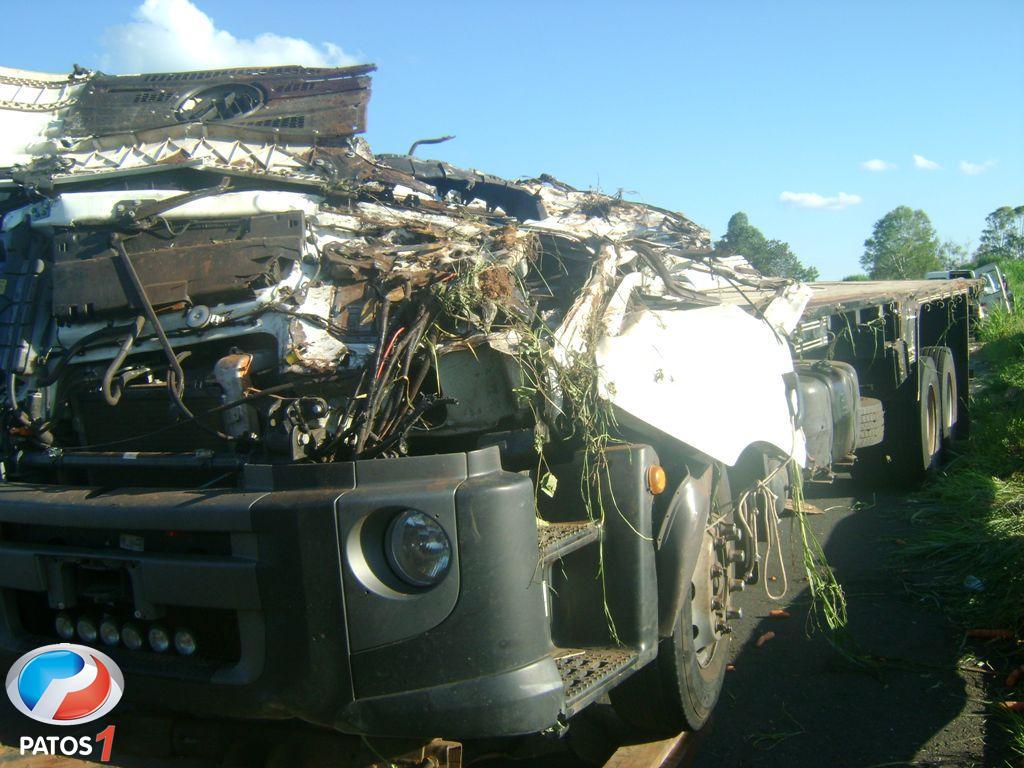 clique para ampliar Rapaz morre e jovem fica presa nas ferragens em acidente na BR 354