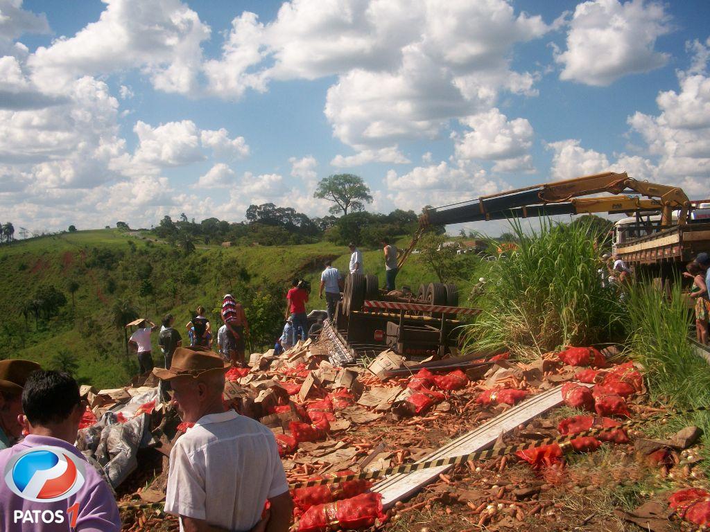 clique para ampliar Rapaz morre e jovem fica presa nas ferragens em acidente na BR 354