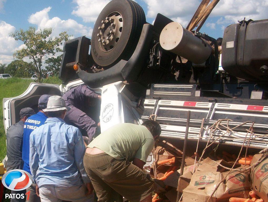 clique para ampliar Rapaz morre e jovem fica presa nas ferragens em acidente na BR 354