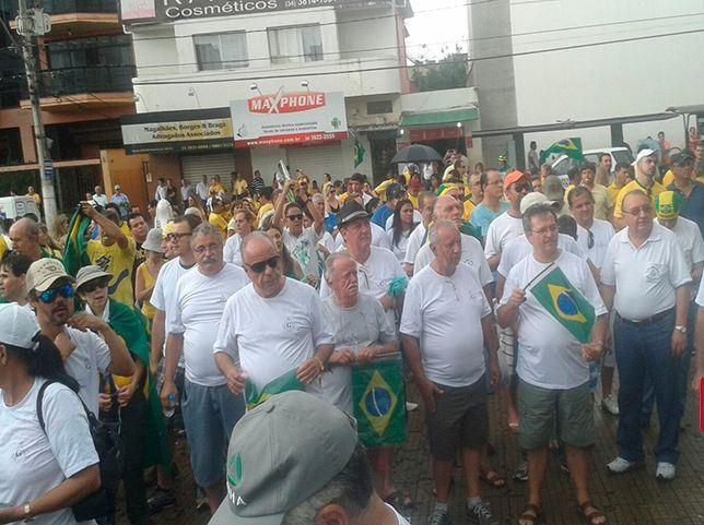 Cidade de Patos de Minas reúne milhares de pessoas para protestar contra o governo de Dilma Roussef e também pede fora PT