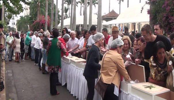 Desfile e distribuição de bolo marcam a festa de aniversário de 124 anos da cidade de Patos de Minas no Alto Paranaíba