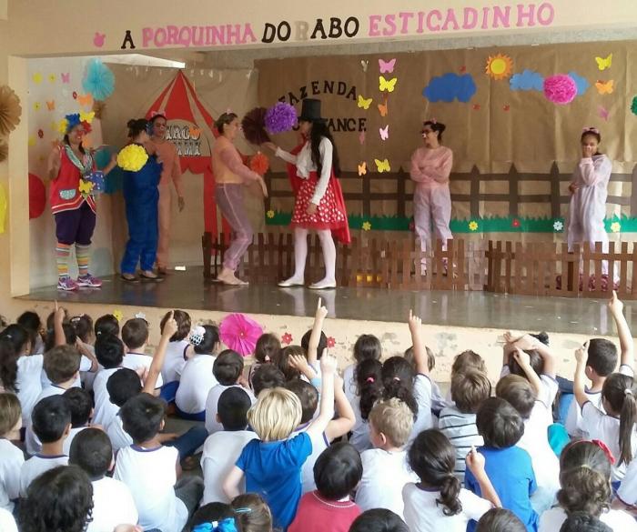 Alunos de Pedagogia do UNIPAM em Patos de Minas realizam oficinas de contação de histórias em escola municipal