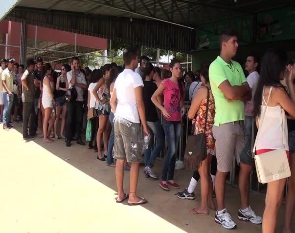 Festeiros encaram horas de fila e muito calor para comprar passaportes da Fenamilho 2016