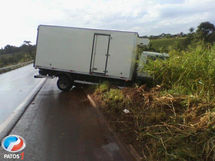 Motorista perde o controle e caminhão roda na pista na BR 354 próximo à cidade de Lagoa Formosa