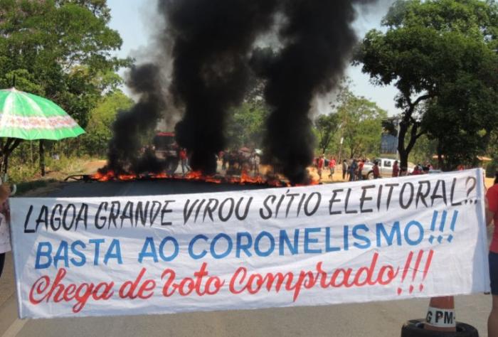 Manifestantes fecham BR-040 no município de Lagoa Grande