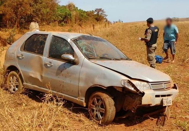 Motorista perde controle direcional e capota veículo em estrada vicinal no município de Presidente Olegário