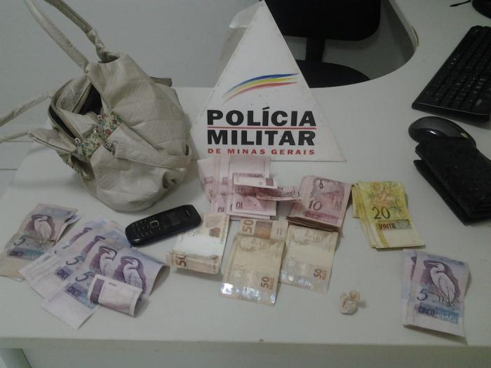 Uma jovem foi presa por estar vendendo droga na porta de escola em Lagoa Formosa
