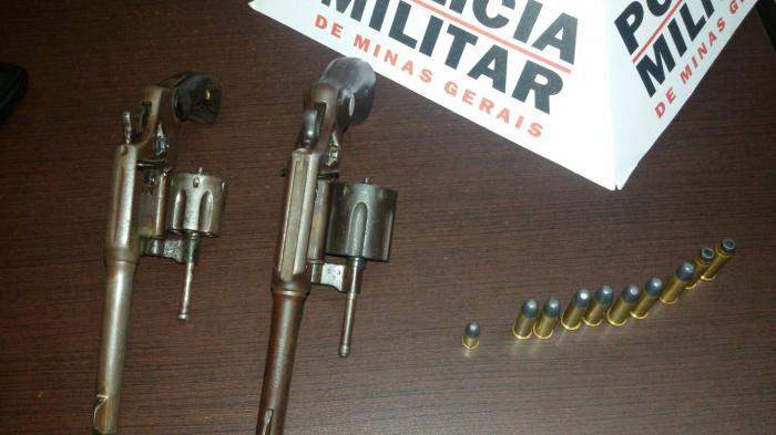 Infrator de 19 anos é preso com duas armas de fogo e dez munições no Bairro Planalto em Presidente Olegário