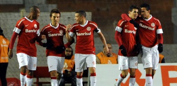 Com Forlán na torcida, Internacional faz primeiro tempo eficiente e bate o Cruzeiro 