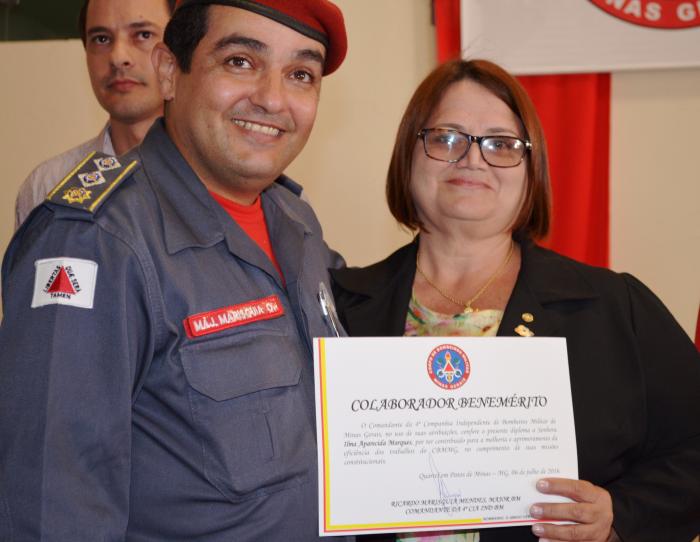 Secretária de Educação da cidade de Lagoa Formosa recebe homenagem durante Comemoração ao Dia Nacional do Bombeiro em Patos de Minas