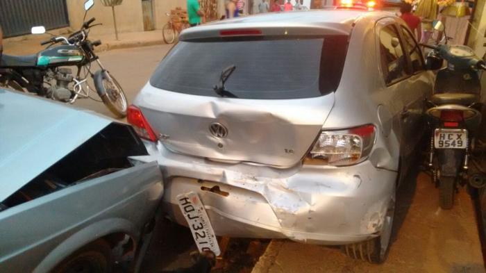 Motorista embriagado colide contra três veículos estacionados no Bairro Nossa Senhora do Rosário em Lagoa Formosa