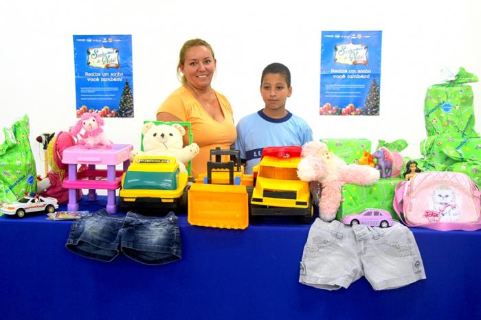 Campanha da CDL entrega roupas e brinquedos a crianças de Centro Educacional Teba