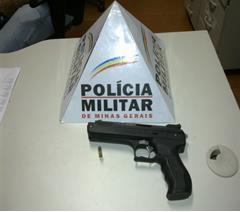   PM de Lagoa Grande apreende réplica de pistola de uso exclusivo de uso restrito da polícia com foragido da justiça