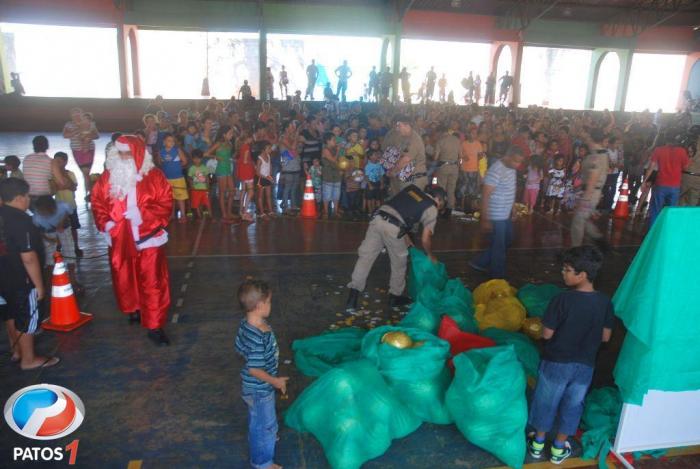 Papai Noel da Polícia Militar distribui presentes no Cristavo na manhã desta Segunda-Feira