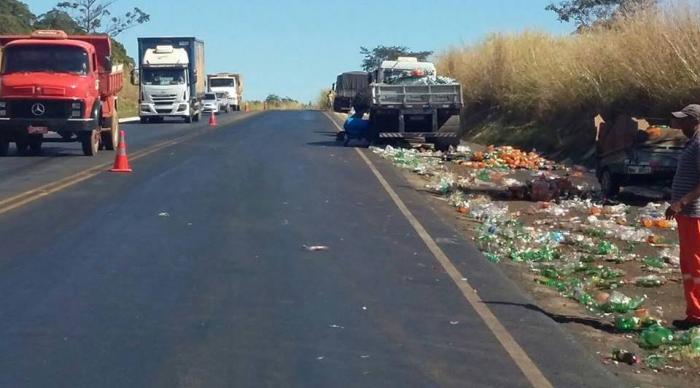 Seis pessoas foram detidas após saquear carga de refrigerantes que caiu de carreta próximo a Patos de Minas