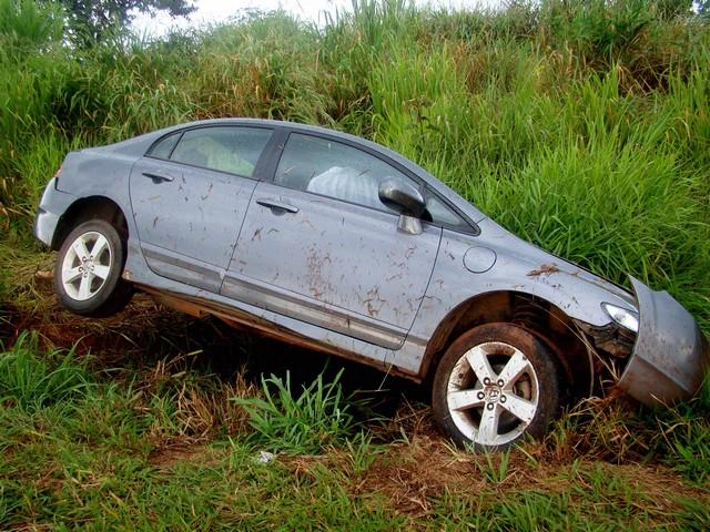 Após aquaplanagem motorista perde o controle do veículo na MGC-354 próximo ao trevo do Bairro Andorinhas, em Presidente Olegário