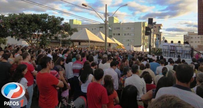 Milhares de fiéis acompanham a celebração ao dia de N.S da Abadia em Patos de Minas